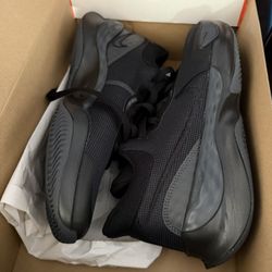 $35 Mens NIKE size 9.5 - RENEW ELEVATE III BLACK/BLACK