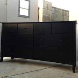  Black Dresser  . Great  Condition 👍 8 Perfectly  Working    Drawers . SOLID  WOOD!!( Tall 34" Long 64" Deep 18")