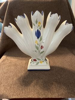 5 Finger Point Main Porcelain Vase 8 3/4” Tall