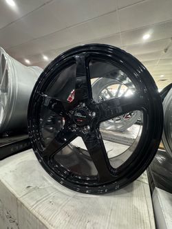 22” staggered Giovanna Cinque Gloss black 22x9F 22x10.5R