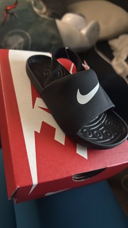 Toddler Nike slides size 10