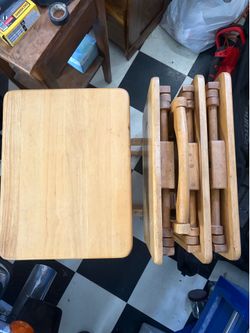 Foldable dinner tables