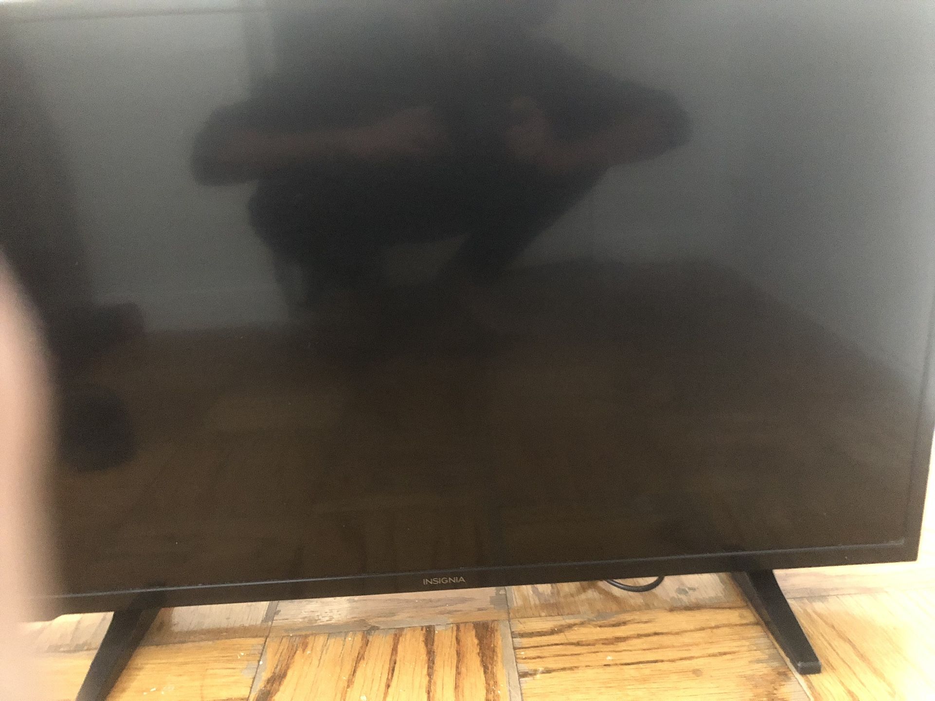 34 Inch TV Insignia + Remote