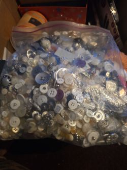 A ziploc bag with loose buttons