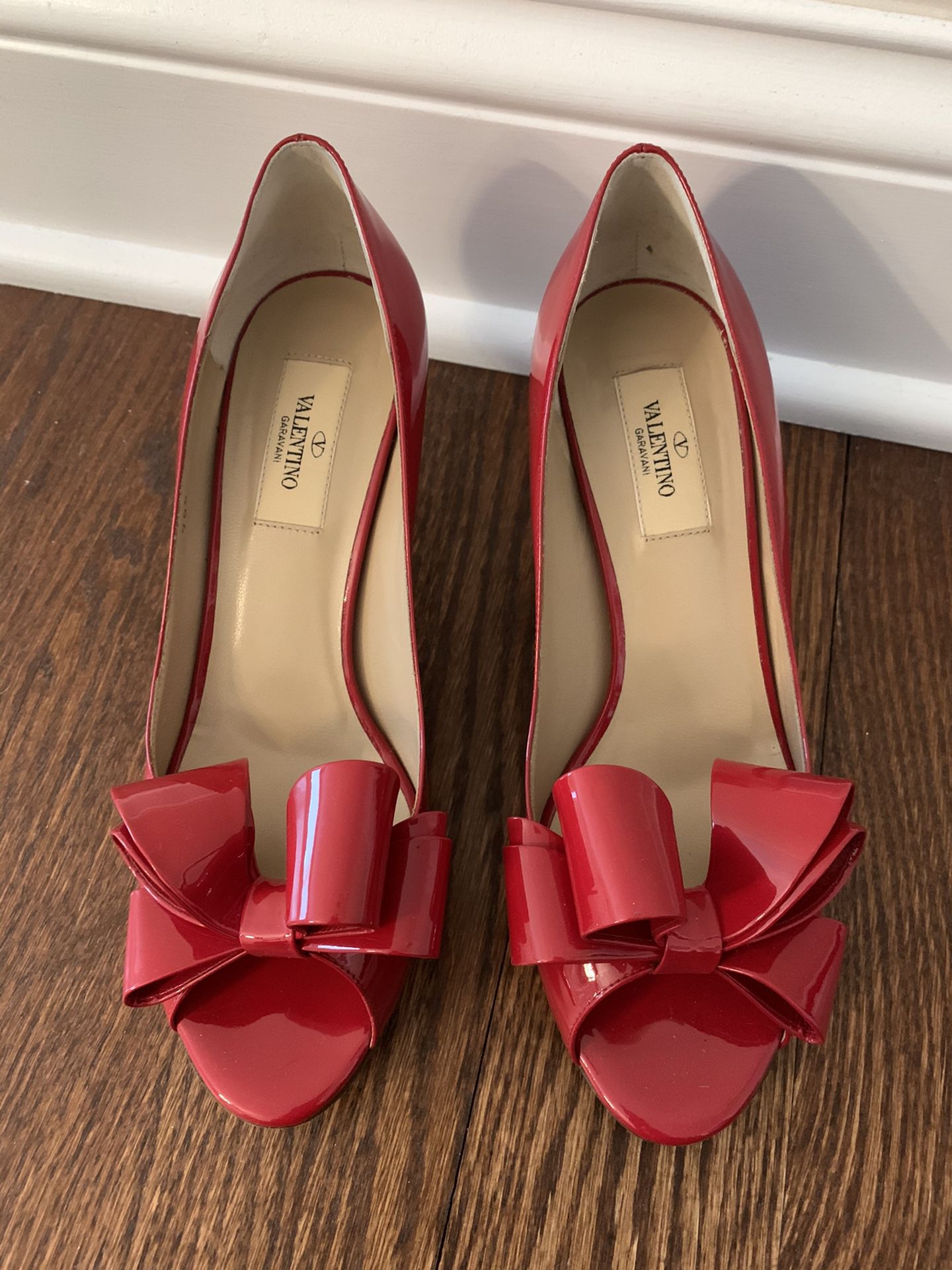 Sinewi På daglig basis Tanke Valentino new patent red bow shoes / heels size 38 for Sale in Oak Brook,  IL - OfferUp