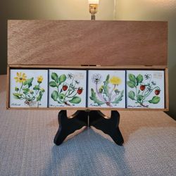 Handmalede Kakler - 4 Signed Floral Tiles - Danmarks Flora II in Wood Box