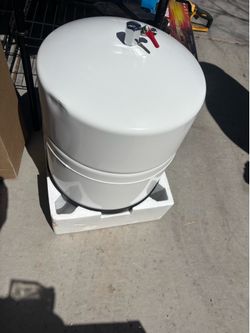 White tank Pro Pro 11 water storage tank