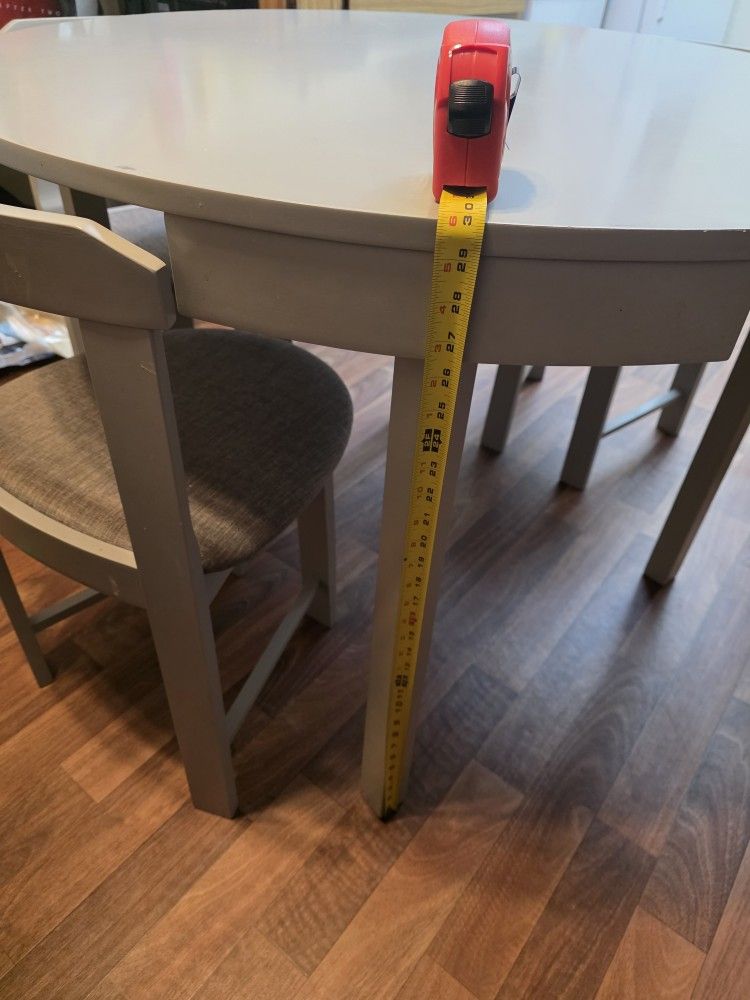 Table With 4 Chairs. 