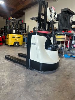 Crown electric pallet jack