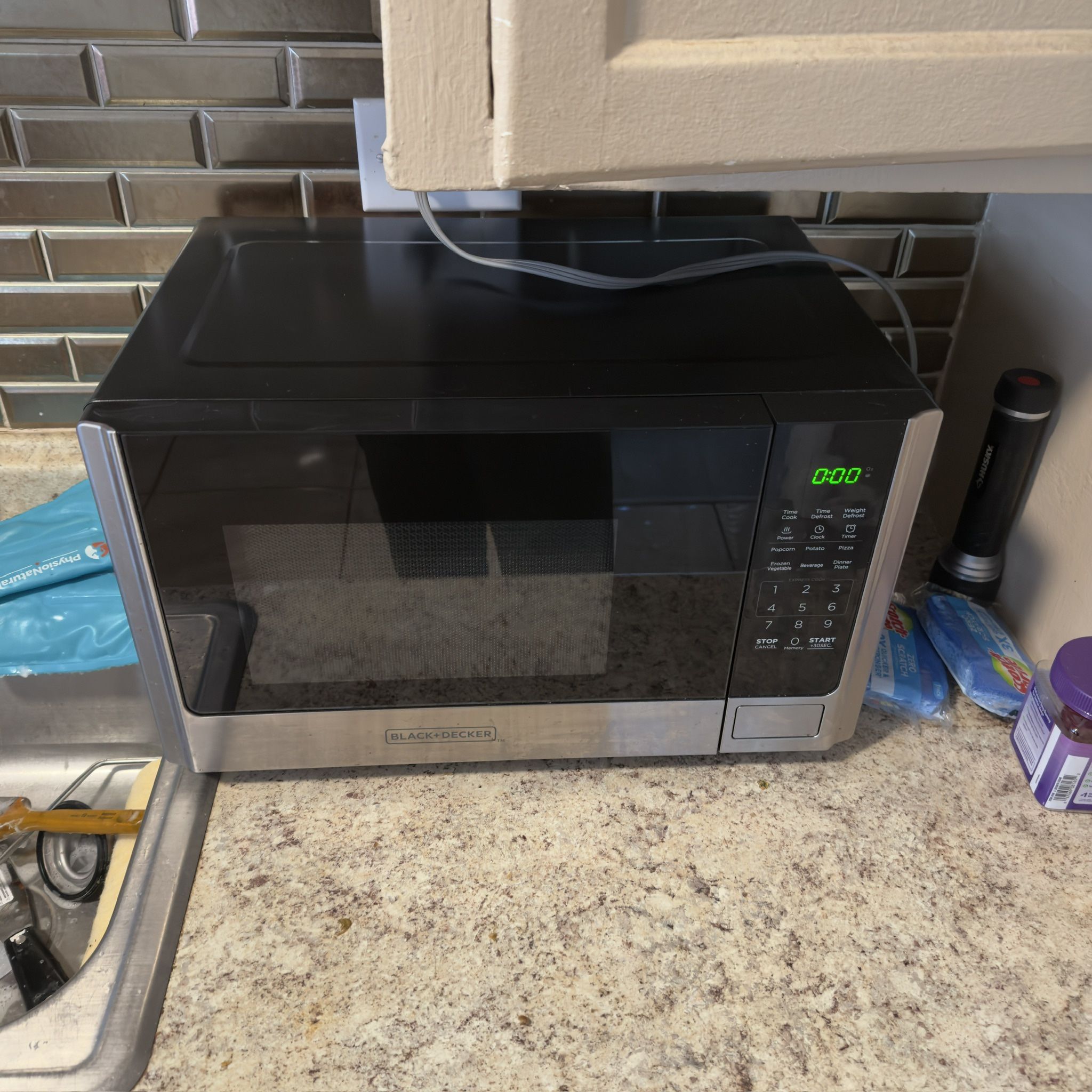 Black + Decker Microwave (glass plate included)