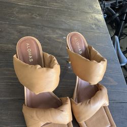 ALOHA’S Leather Padded Heels – Like New 🔥 Must Go