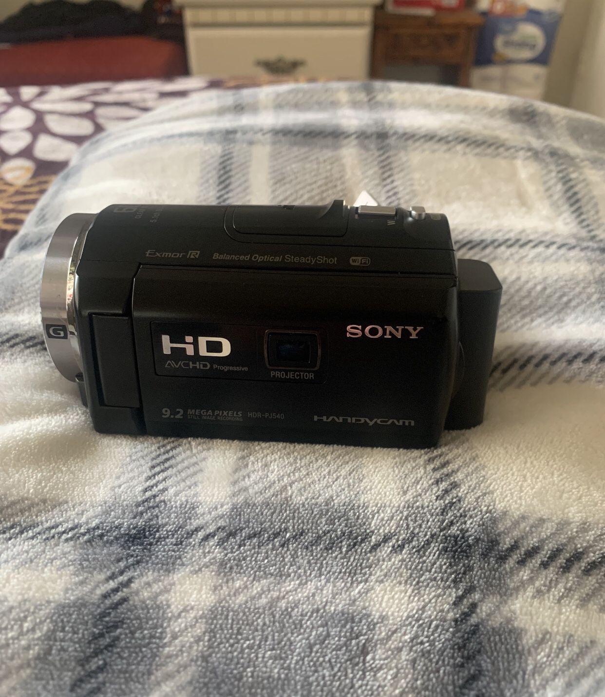 Sony 32GB HDR-PJ540 Full HD handycam camcorder w/ built in projector 