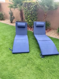 Set of 2 Outdoor Wicker Chaise Lounge Chairs with Blue Cushions