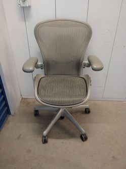Herman Miller aeron tip B $ 350