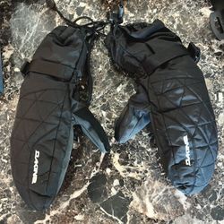 LIKE NEW: Dakine Mittens, Womens, used 1 time, gauntlet, internal pocket, clips, leash, waterproof