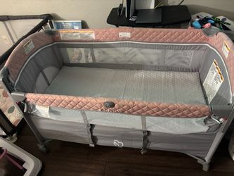 Pink baby bassinet play yard