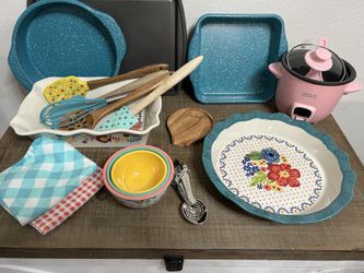 Bakeware. Most Pioneer Woman. Mini Rice Cooker Excellent Condition 