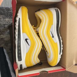 Nike Shoes (woman - Size 8)