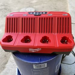 M12 4-Port Charger