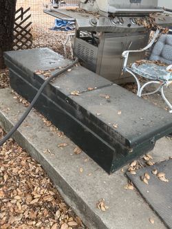 Truck bed toolbox