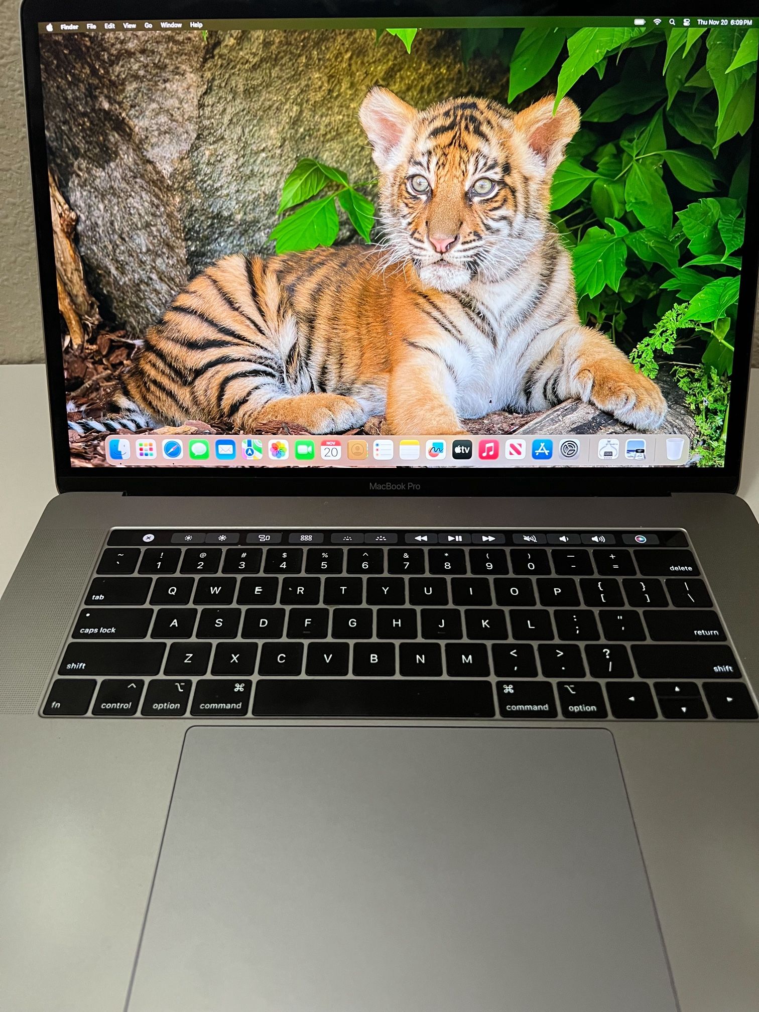 32GB RAM & Core i9 Apple MacBook Pro. 2024 MacOS Sequoia.