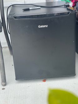 Mini refrigerator with freezer compartment