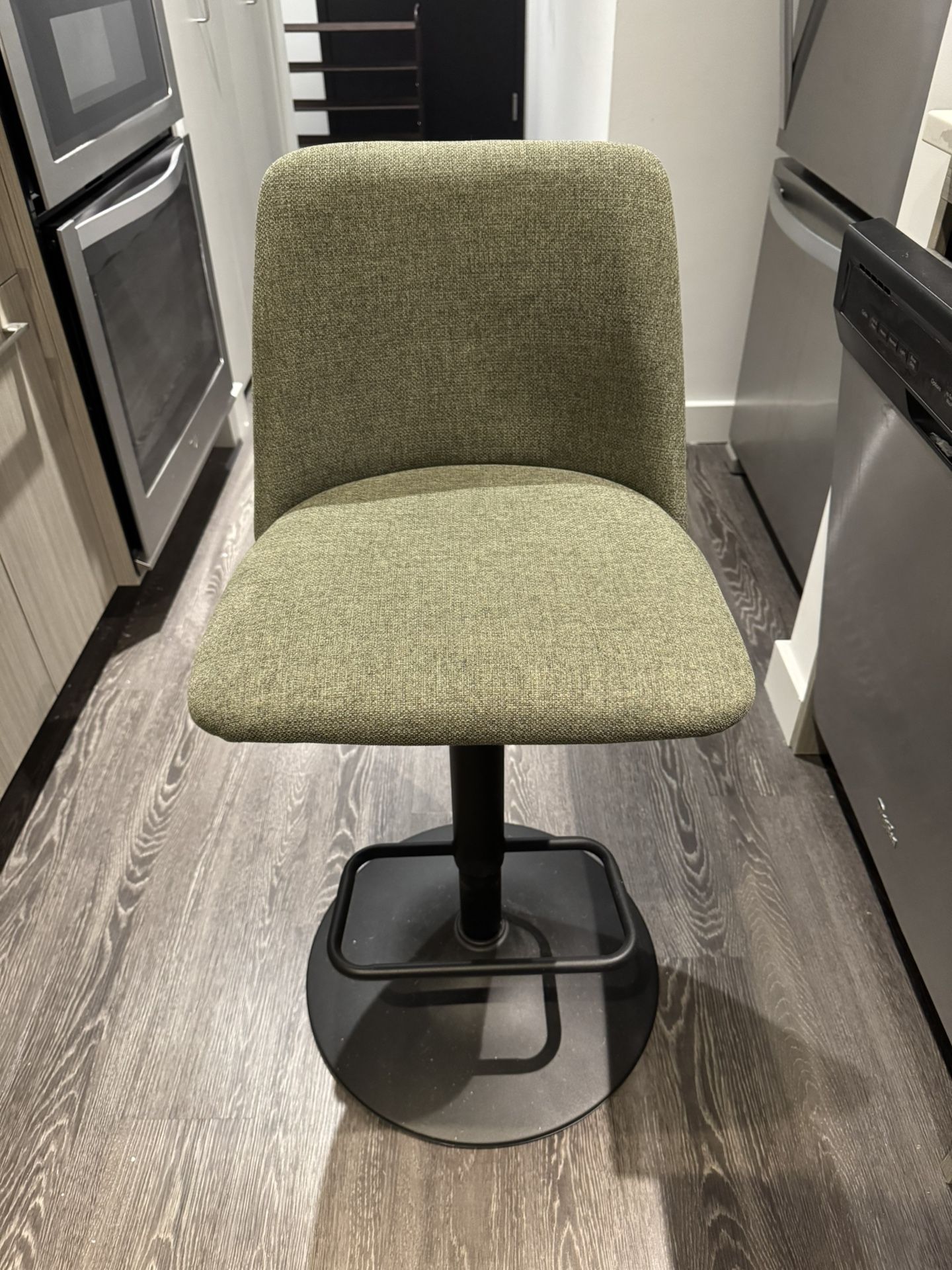 2 Wade Logan Swivel Upholstered Counter Stool