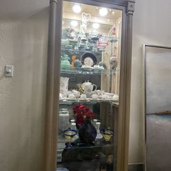 Ethan Allen Curio with 4 glass shelves 