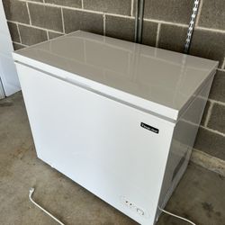 Chest Freezer Magic Chef White