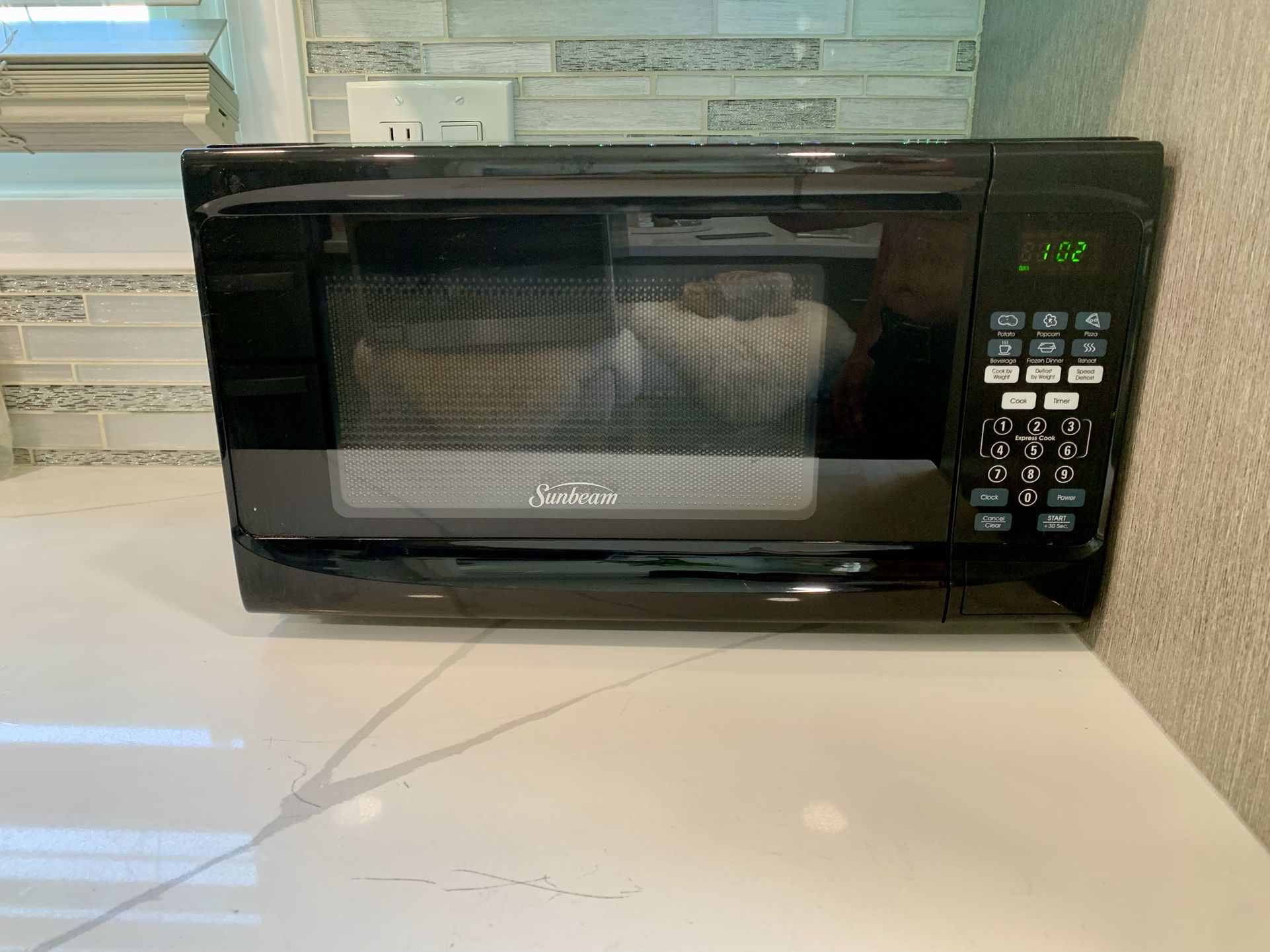 sunbeam black microwave oven .7-cu-ft, 700W Height:10 in Width:11 in