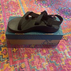 BRAND NEW WOMENS CHACOS SIZE 8