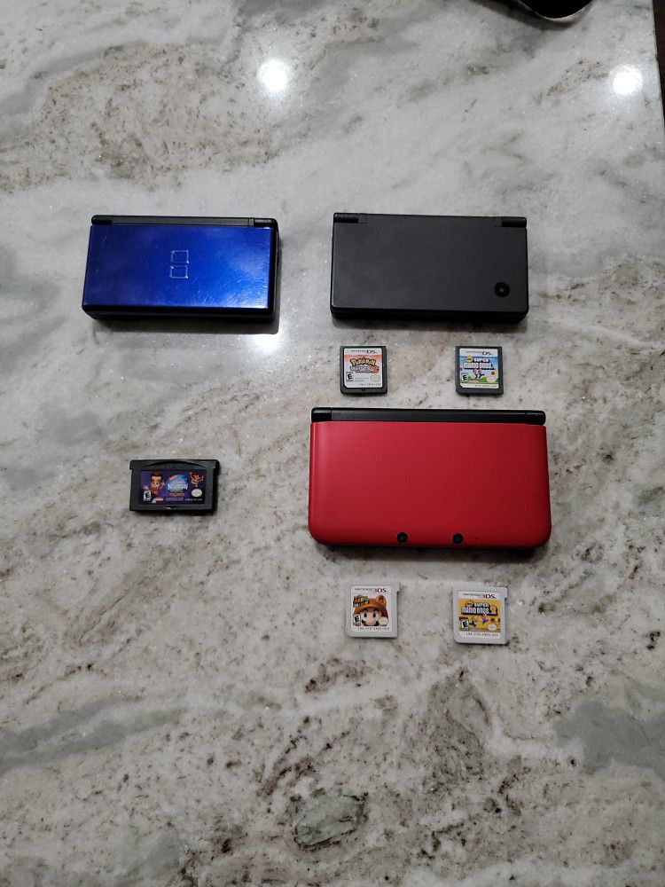Nintendo 3DS XL, DS, and DS lite With Games and carrying bag