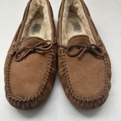 Woman’s Ugg Moccasins Slippers Size 8