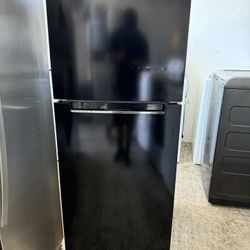 24” Magic Chef Top Freezer Refrigerator (Warranty Included)