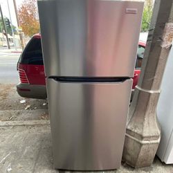FRIGIDAIRE REFRIGERATOR STAINLESS STEEL TOP FREEZER. ON SALE ✅️$300✅️ FREE DELIVERY AND INSTALLATION 