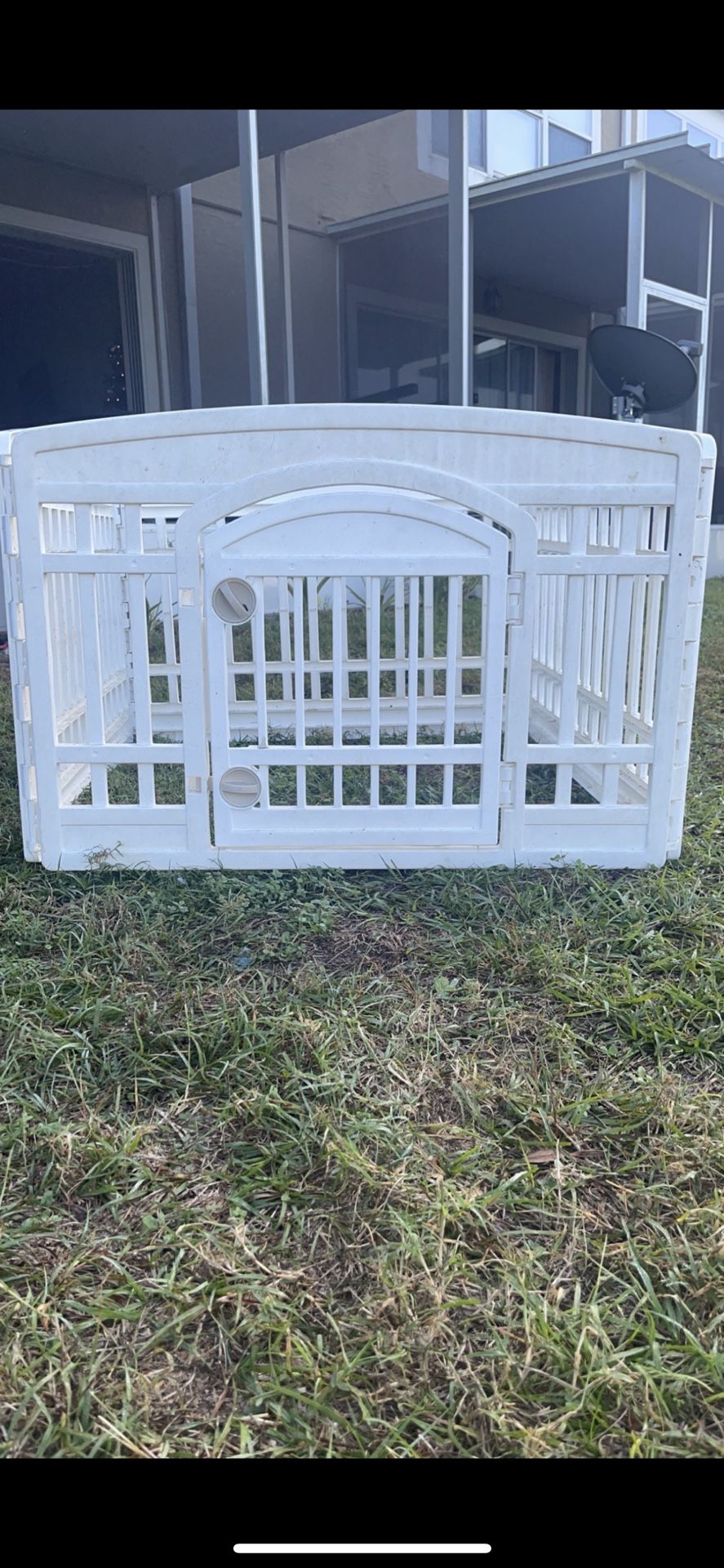 White Plastic Play Pens/Dog pens/locking Enclosures W/ Gates