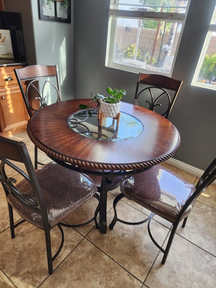 Round Dinnette Table