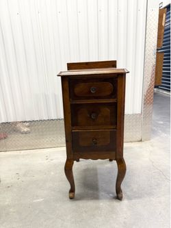 Vintage Solid Wood 3-Drawer Nightstand / Accent End Table – Great Condition