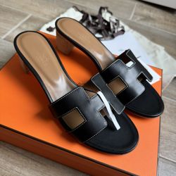 Black slippers in size 40 fit size 39.