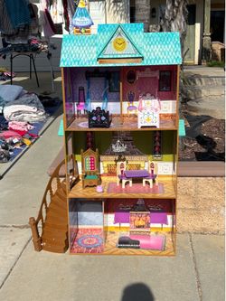 Frozen Doll House
