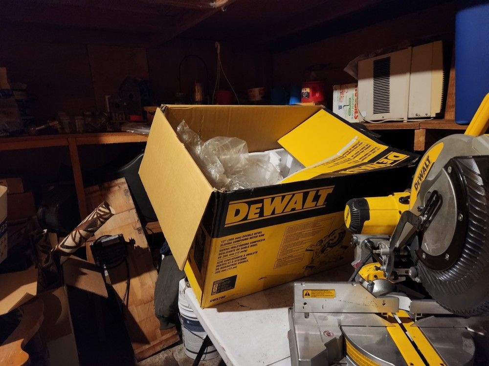 Double bevel sliding compound miter saw