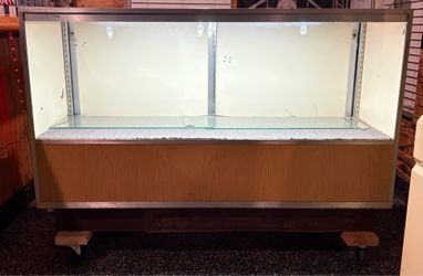 5ft long Display case with lights