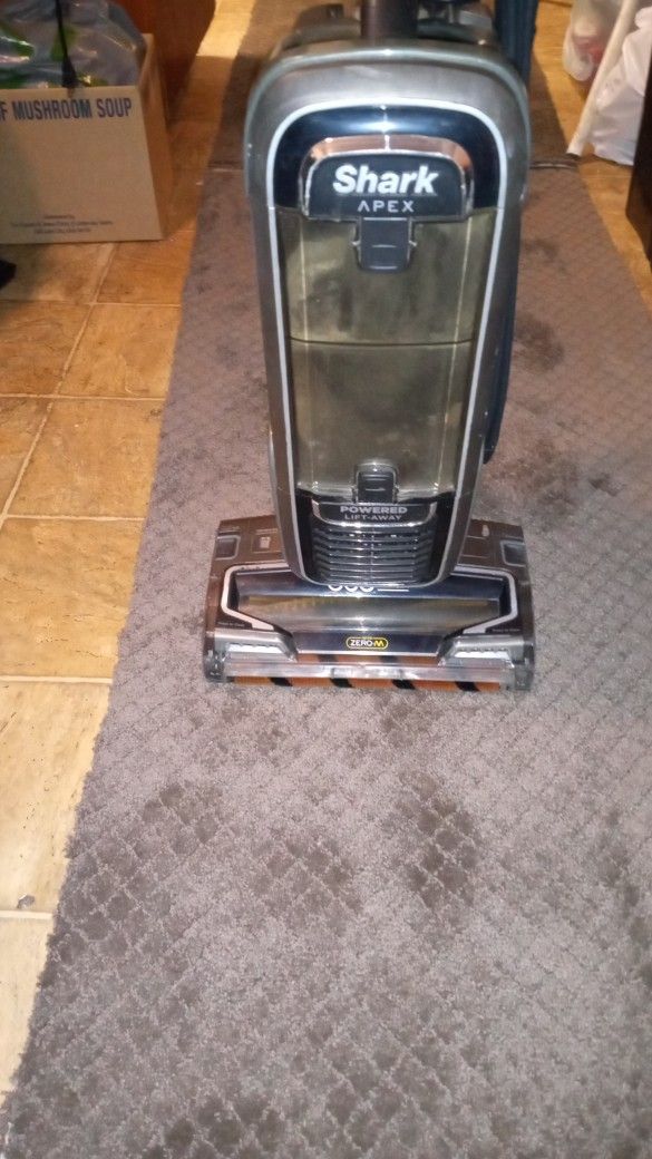 SHARK APEX VACUUM/ DETACHABLE BODY FOR GREAT USE