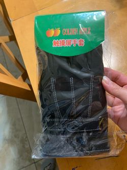 Golden Apple Touchscreen Gloves brand new pick up in Coral Springs 33071