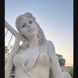 Gorgeous Statue Fountain with base perfect condition worth  Over $900 