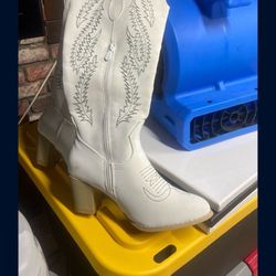 Botas Size 6 Women. Nuevas Baratas.  30 Dlls