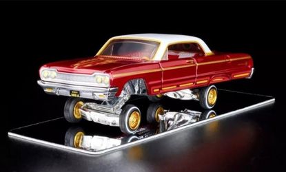 HOT WHEELS RED LINE CLUB 1964 CHEVROLET IMPALA SS 1:64 RED/GOLD W/ CASE Poseable