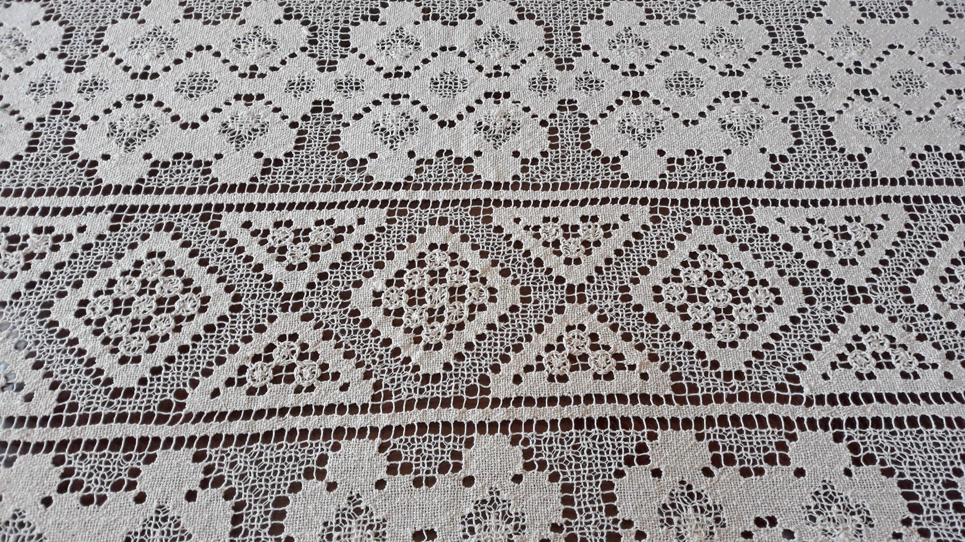 Vintage beige crochet intricate designed tablecloth 7' x 5' excellent shape