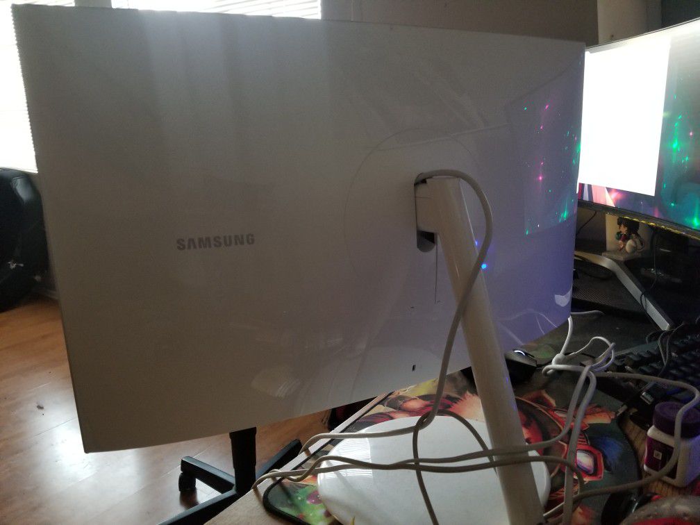 Samsung Curved QLED 2k monitor.
