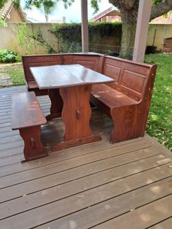 Corner booth w table & bench